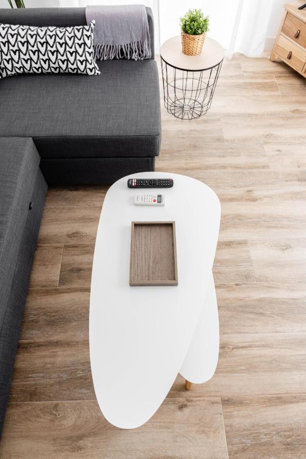 Apartamentos Toboso Plaza Nerja Eksteriør billede A side table