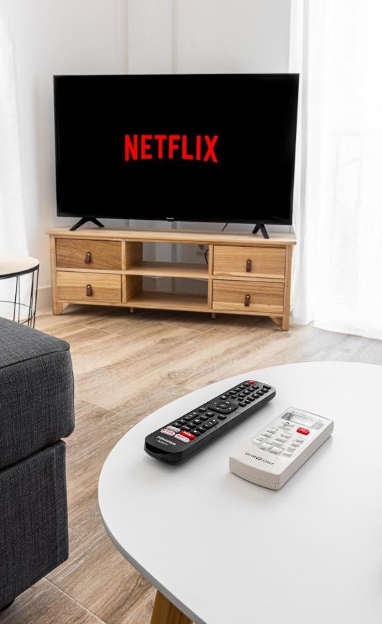 Apartamentos Toboso Plaza Nerja Eksteriør billede A TV remote