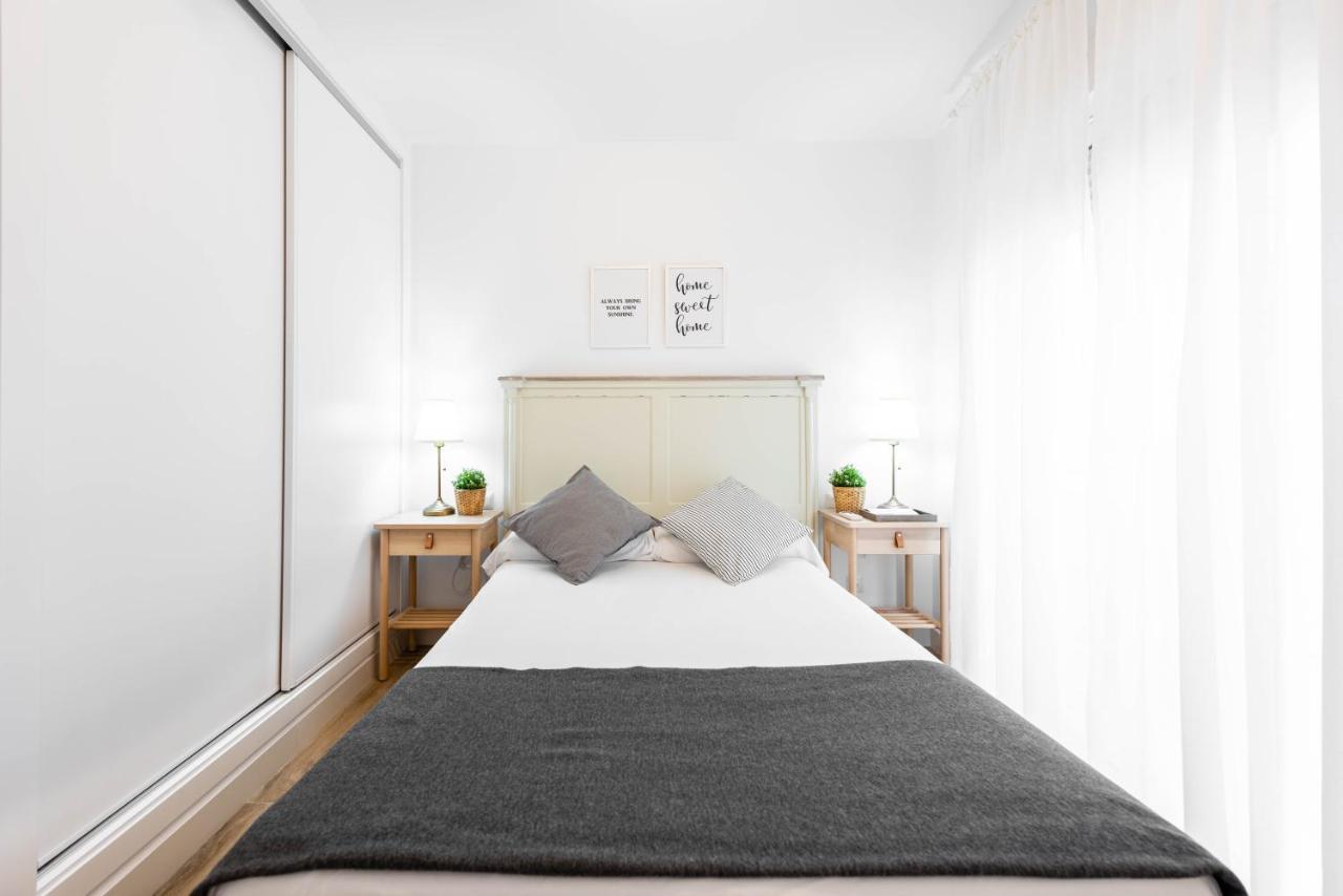 Apartamentos Toboso Plaza Nerja Eksteriør billede A bedroom