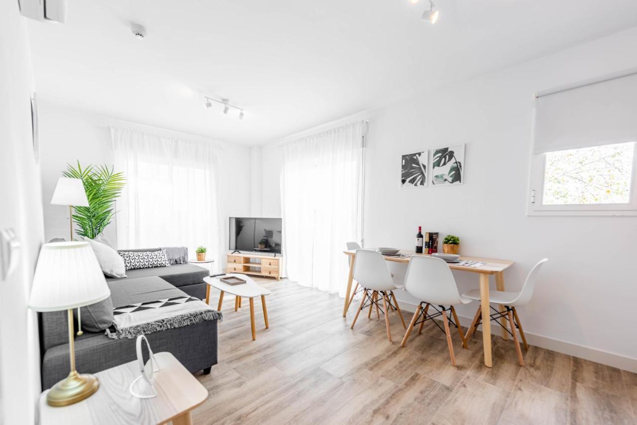 Apartamentos Toboso Plaza Nerja Eksteriør billede A staged living room