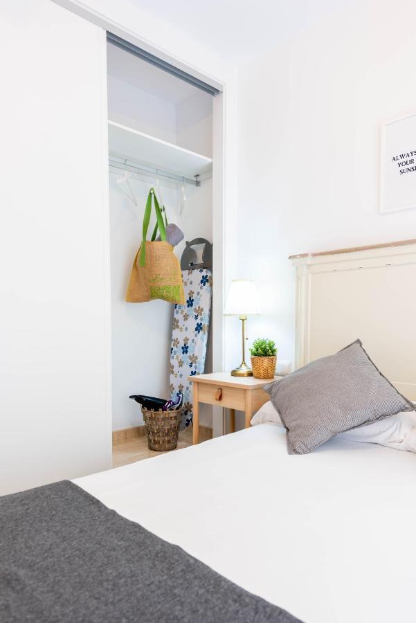 Apartamentos Toboso Plaza Nerja Eksteriør billede A room at the hotel