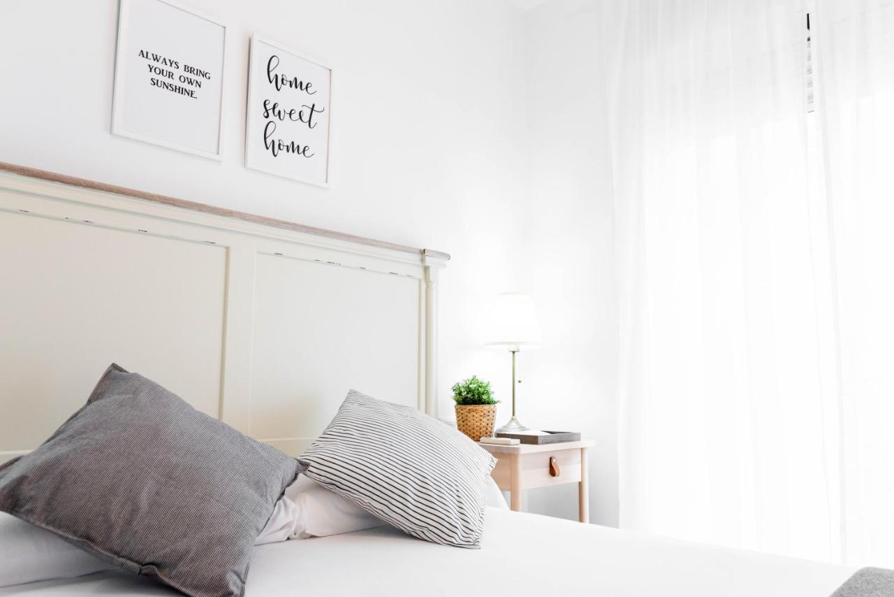 Apartamentos Toboso Plaza Nerja Eksteriør billede A bedroom