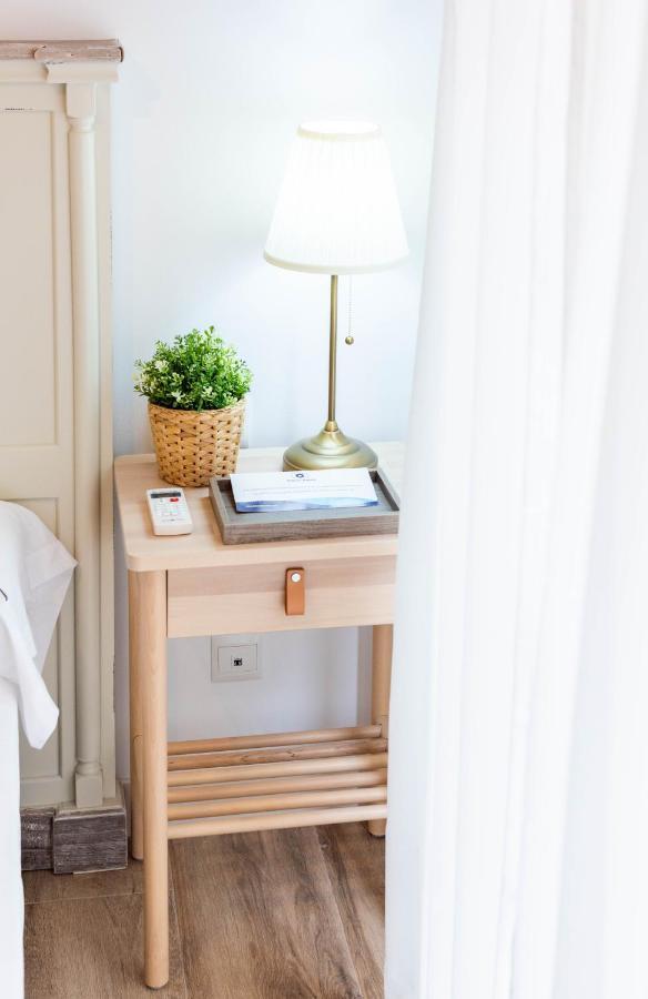 Apartamentos Toboso Plaza Nerja Eksteriør billede A bedside table