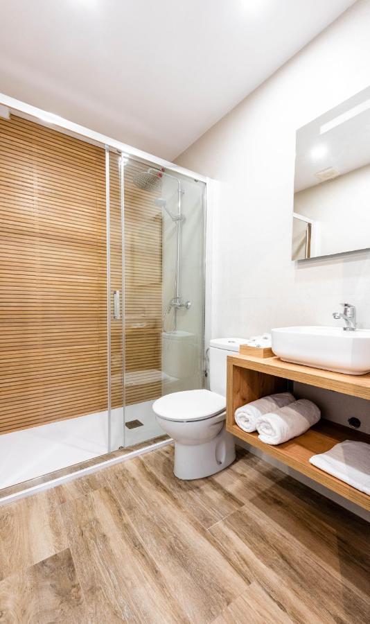 Apartamentos Toboso Plaza Nerja Eksteriør billede A shower cubicle