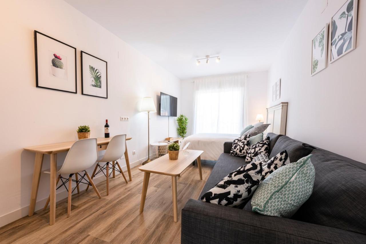 Apartamentos Toboso Plaza Nerja Eksteriør billede A staged living room
