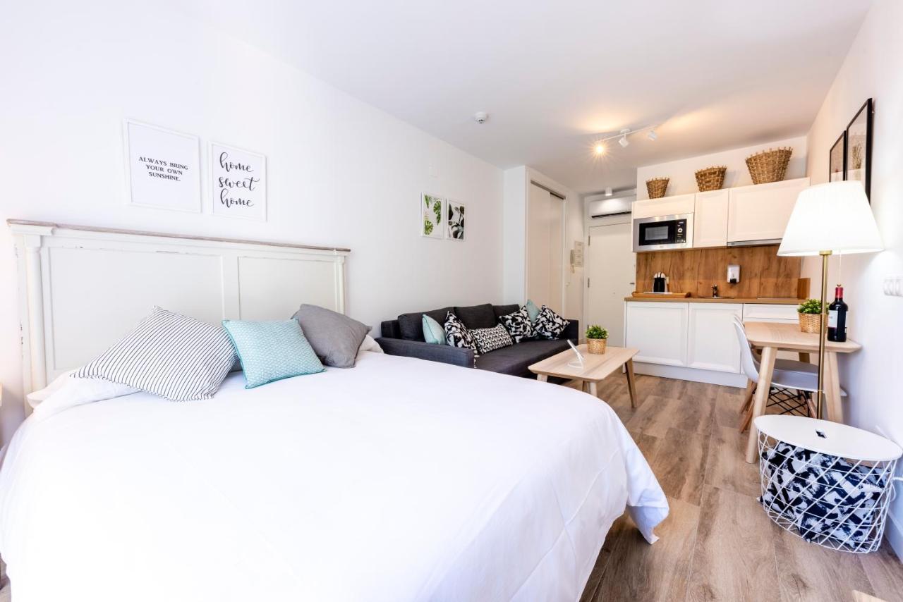 Apartamentos Toboso Plaza Nerja Eksteriør billede A studio apartment
