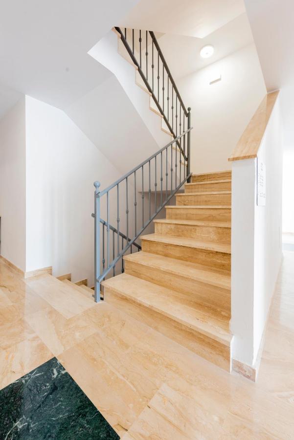 Apartamentos Toboso Plaza Nerja Eksteriør billede A handrail