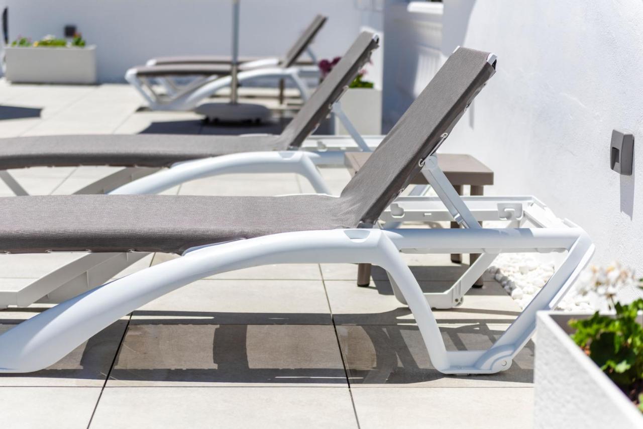 Apartamentos Toboso Plaza Nerja Eksteriør billede A sunlounger