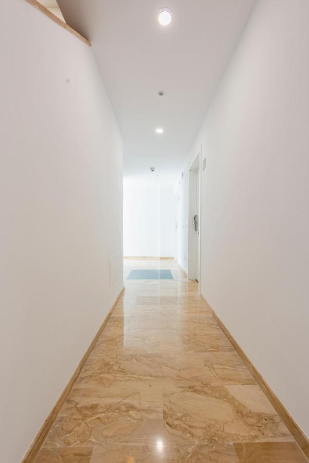 Apartamentos Toboso Plaza Nerja Eksteriør billede A corridor