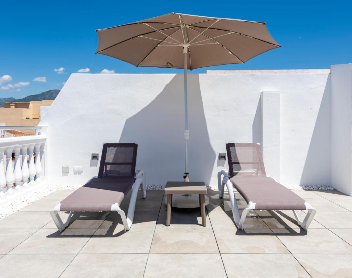 Apartamentos Toboso Plaza Nerja Eksteriør billede A patio umbrella