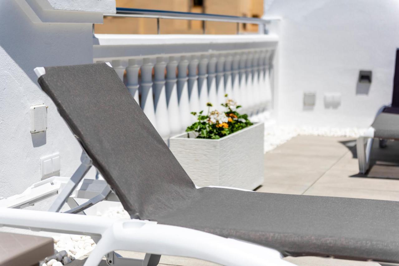 Apartamentos Toboso Plaza Nerja Eksteriør billede A sunlounger